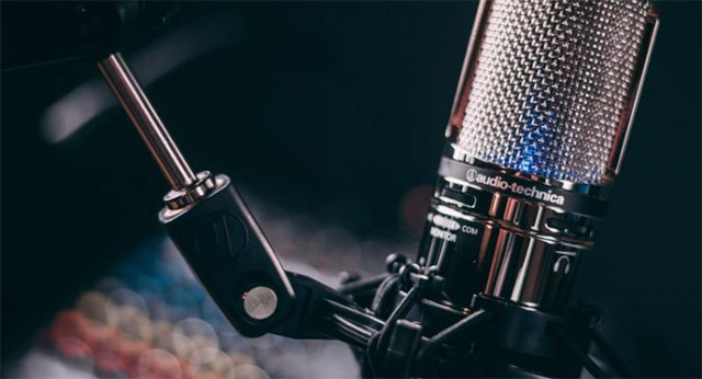  
Audio-Technica обмежена серія кардіоїдних конденсаторних мікрофонів AT2020V і AT2020USB+V 